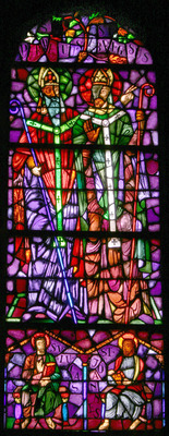 Daan Wildschut. De hellige Perpetuus av Tours og Ebregisus av Maastricht med evangelistene Lukas og Johannes (1949-52), glassmaleri i Basiliek van Onze-Lieve-Vrouw-Tenhemelopneming i Maastricht